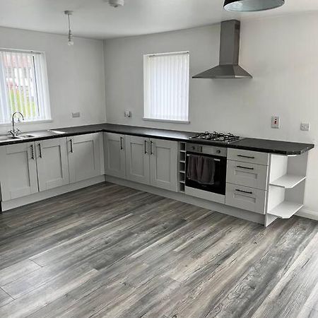 Conveniently Located, Close To City And Quiet Area Лъндъндери Екстериор снимка