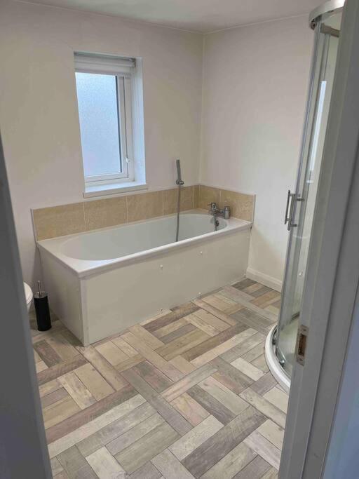 Conveniently Located, Close To City And Quiet Area Лъндъндери Екстериор снимка